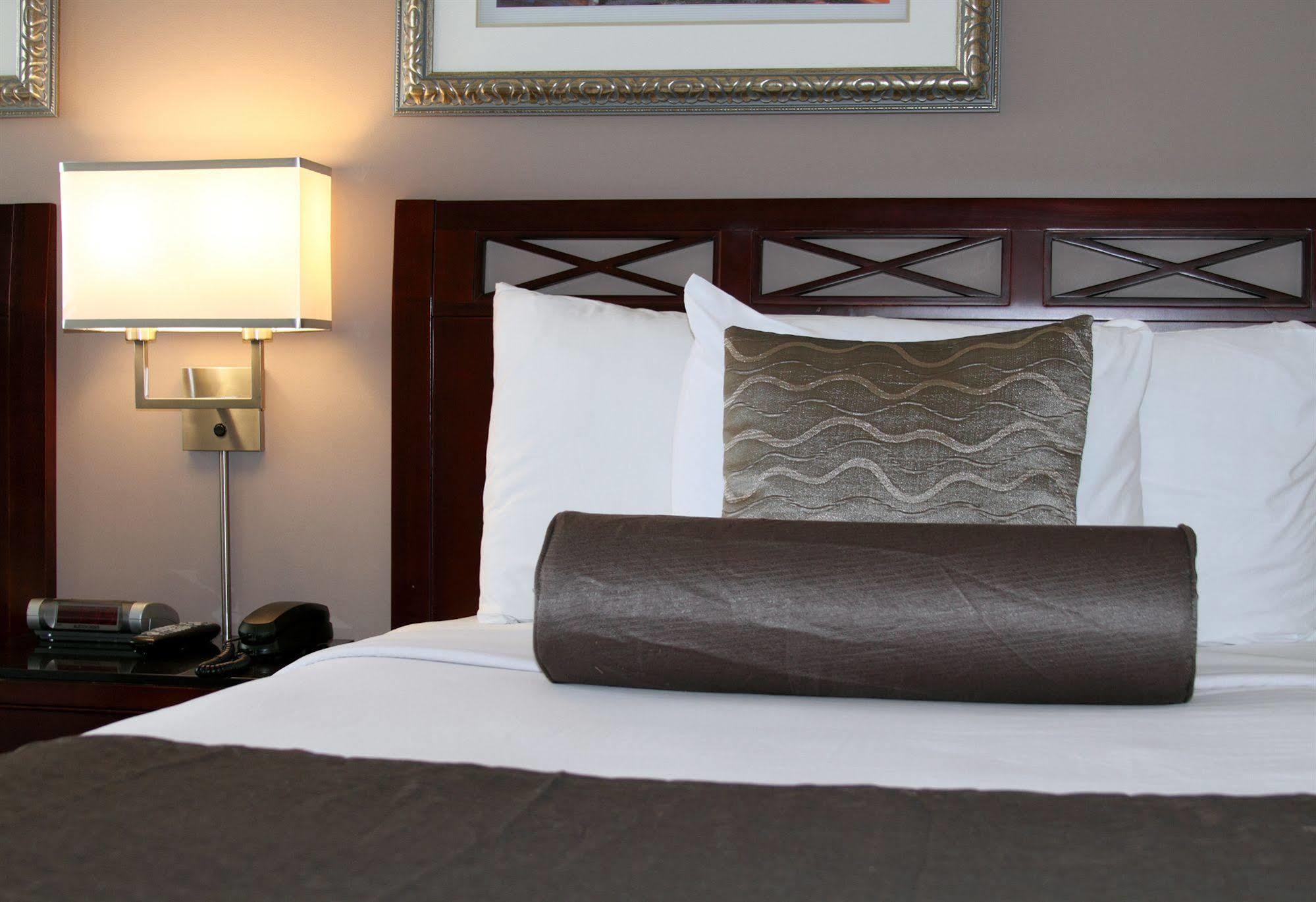 Red Lion Inn And Suites Victoria Saanich Zewnętrze zdjęcie